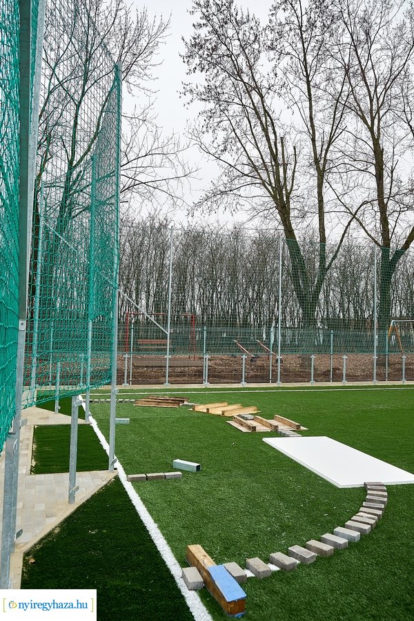 Műfüves focipálya építés az orosi iskolában