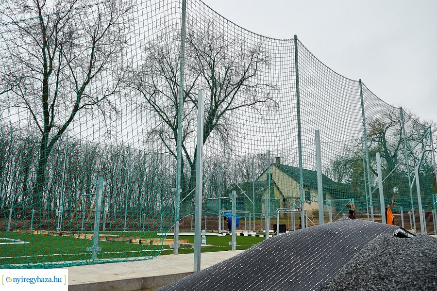 Műfüves focipálya építés az orosi iskolában