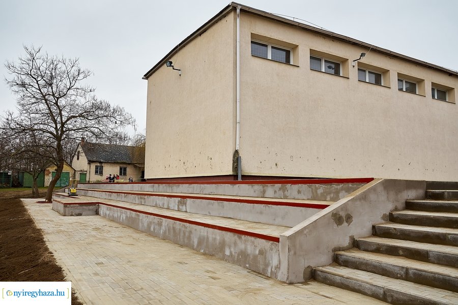 Műfüves focipálya építés az orosi iskolában