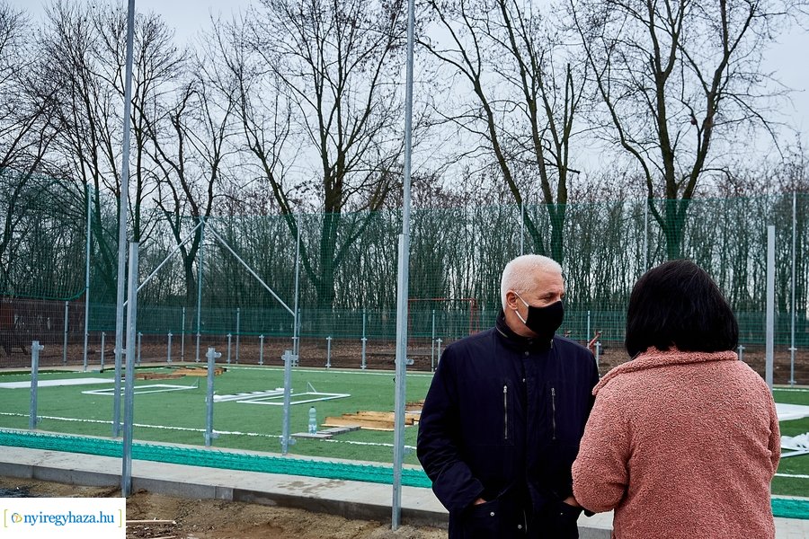Műfüves focipálya építés az orosi iskolában