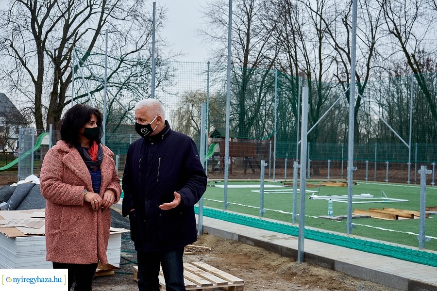 Műfüves focipálya építés az orosi iskolában
