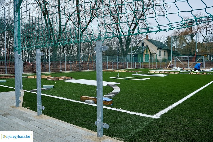 Műfüves focipálya építés az orosi iskolában