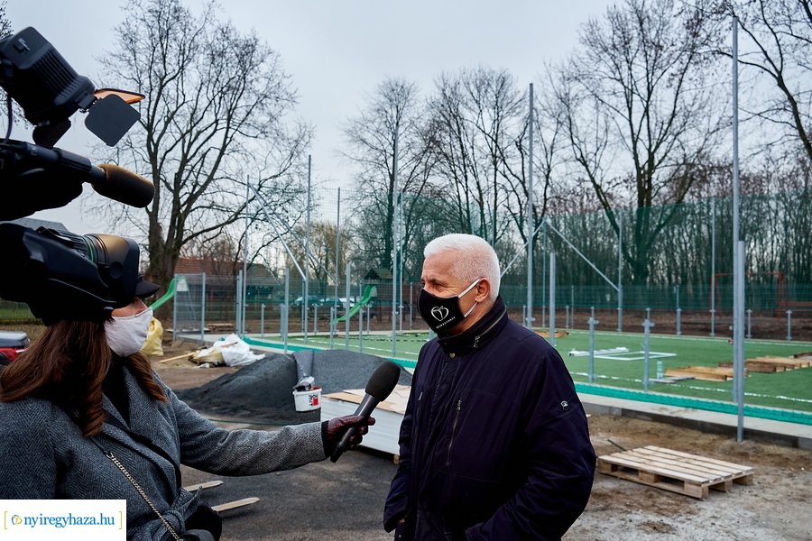 Műfüves focipálya építés az orosi iskolában