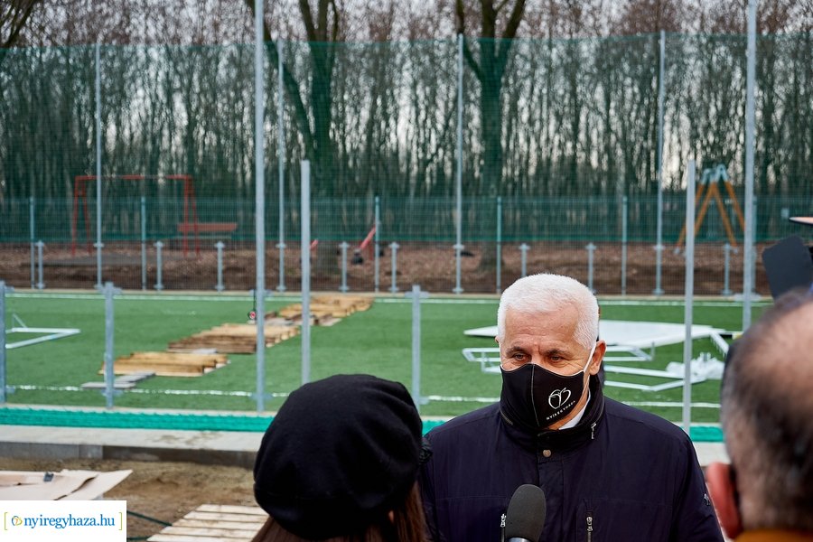 Műfüves focipálya építés az orosi iskolában