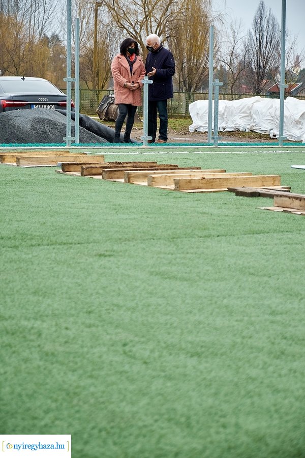 Műfüves focipálya építés az orosi iskolában
