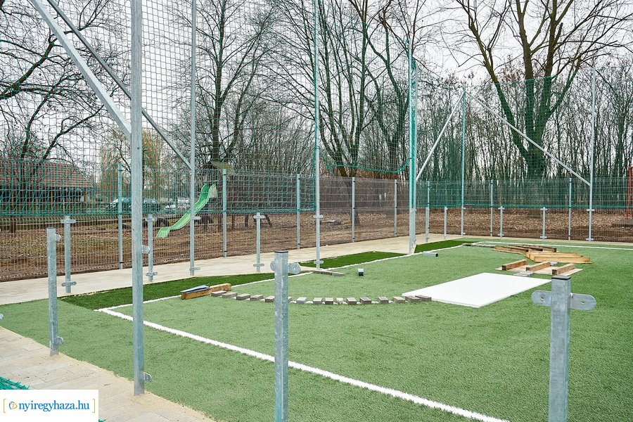 Műfüves focipálya építés az orosi iskolában