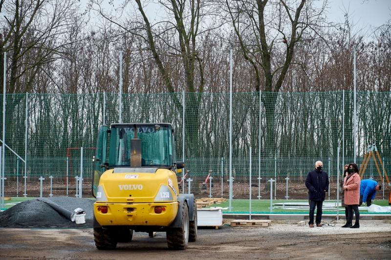 Műfüves focipálya építés az orosi iskolában