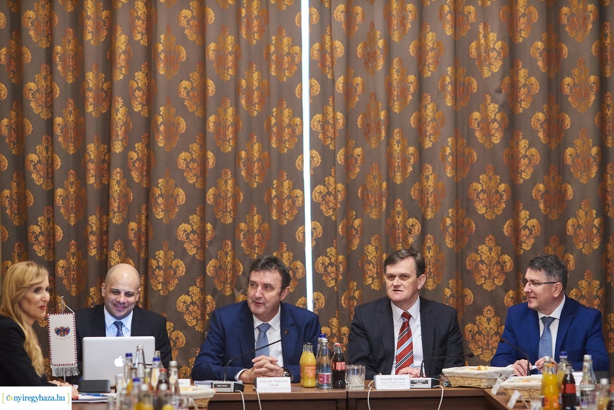 Munkaértekezlet a Megyeházán