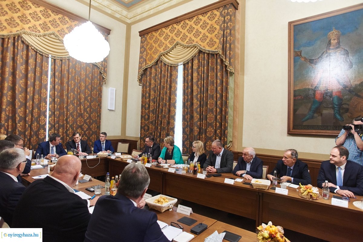 Munkaértekezlet a Megyeházán