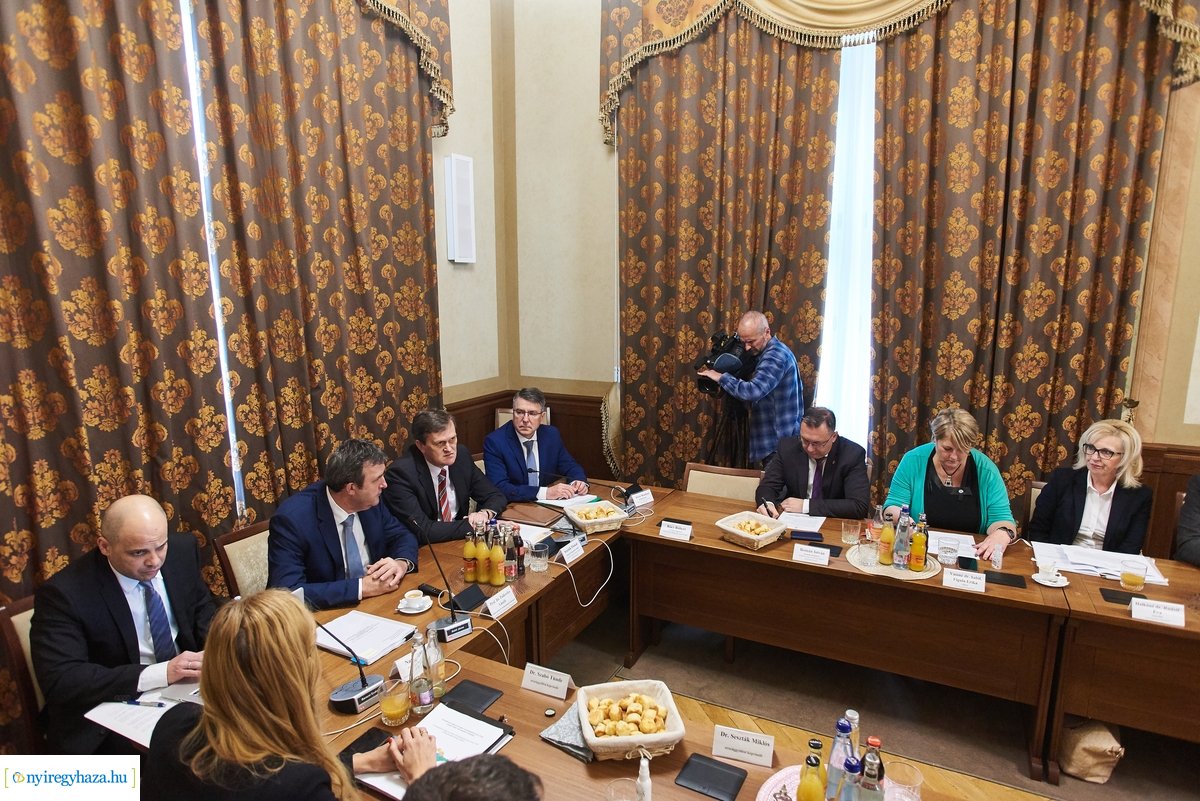 Munkaértekezlet a Megyeházán