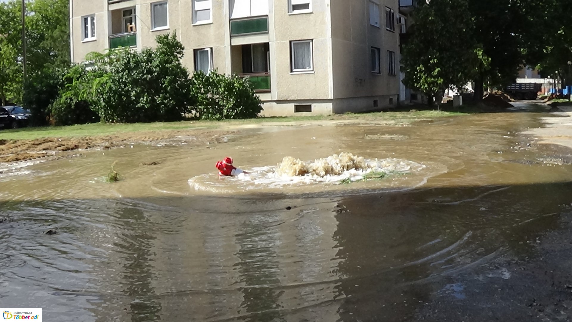 Munkagép tört ki tűzcsapot az Ószőlő utcán