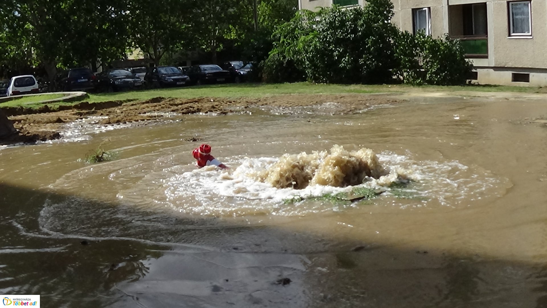 Munkagép tört ki tűzcsapot az Ószőlő utcán