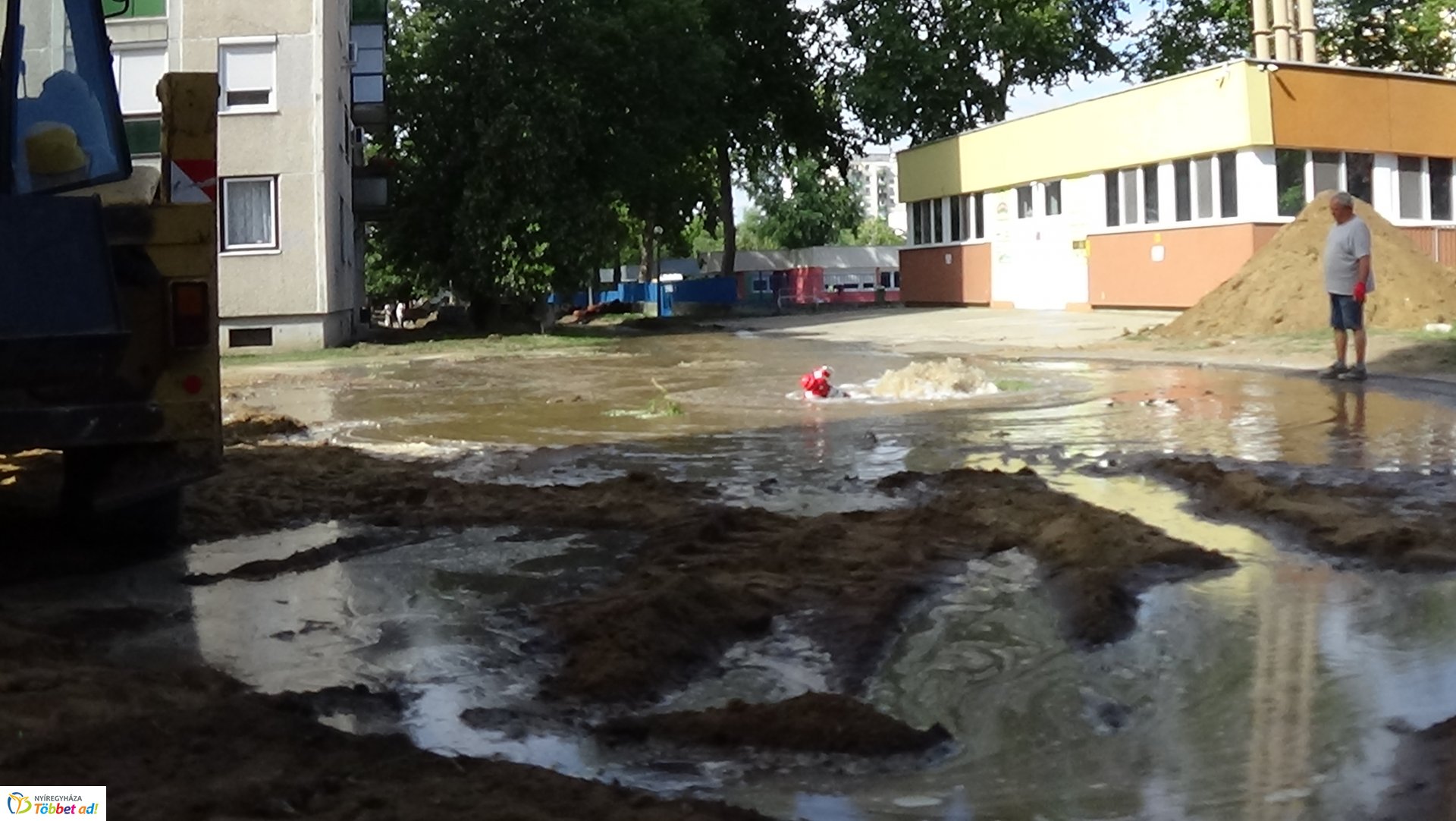 Munkagép tört ki tűzcsapot az Ószőlő utcán