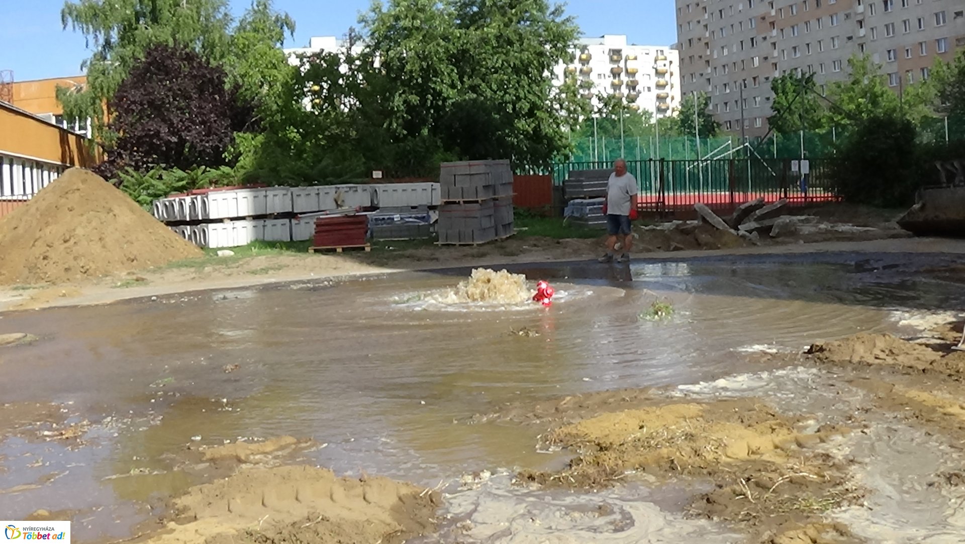 Munkagép tört ki tűzcsapot az Ószőlő utcán
