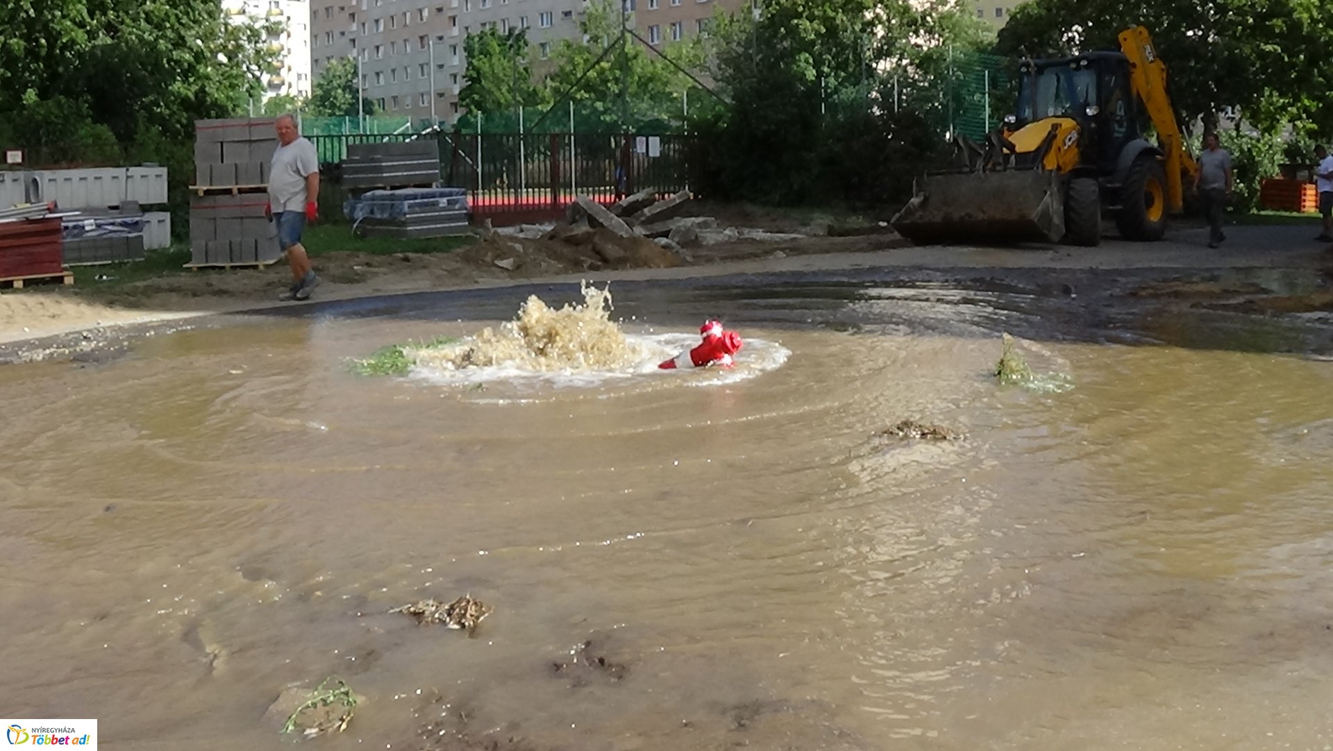 Munkagép tört ki tűzcsapot az Ószőlő utcán