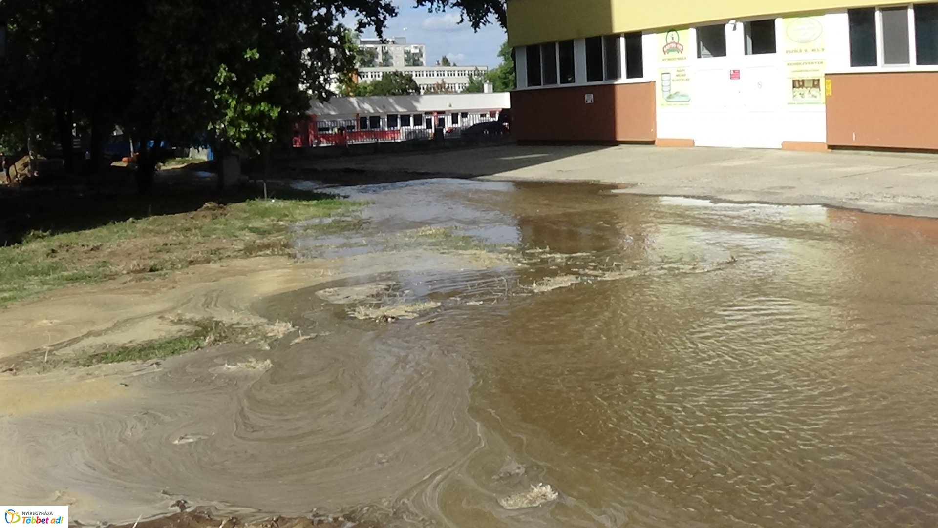 Munkagép tört ki tűzcsapot az Ószőlő utcán