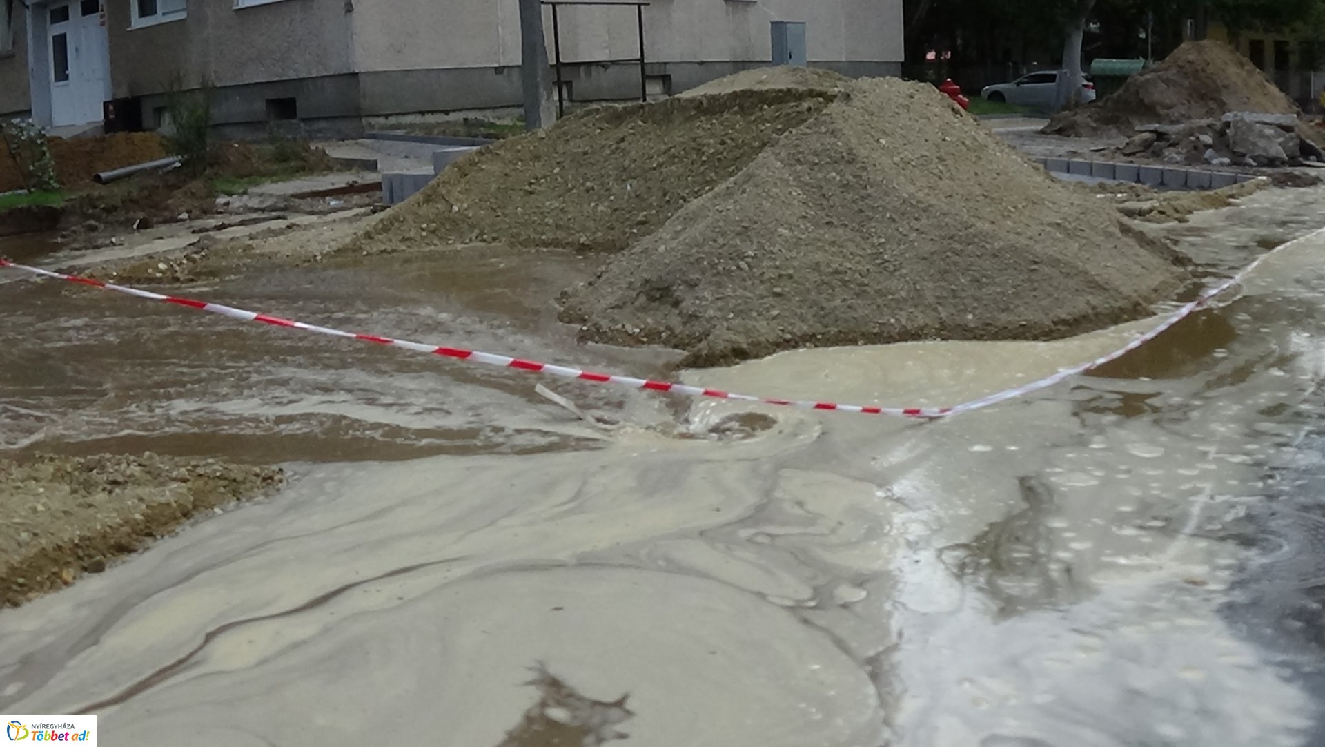 Munkagép tört ki tűzcsapot az Ószőlő utcán