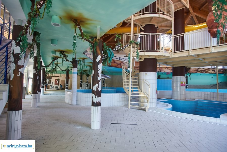 Munkálatok az élményfürdőben