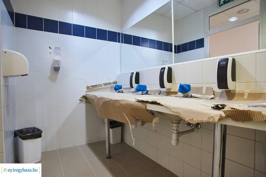 Munkálatok az élményfürdőben