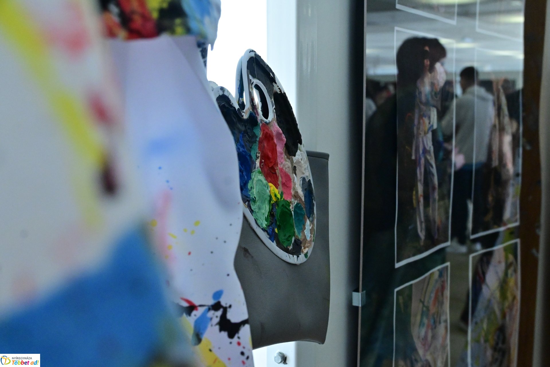 Művészetis kiállítás a kulturális központban 2025 márciusában