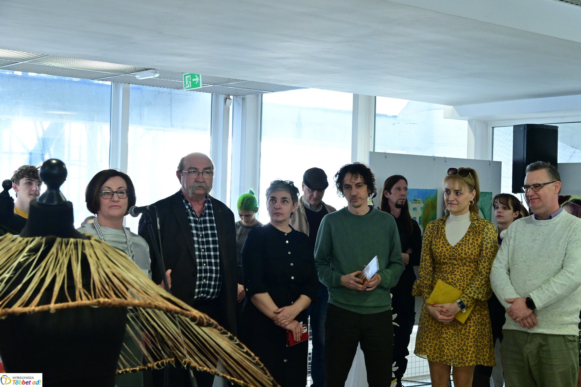 Művészetis kiállítás a kulturális központban 2025 márciusában