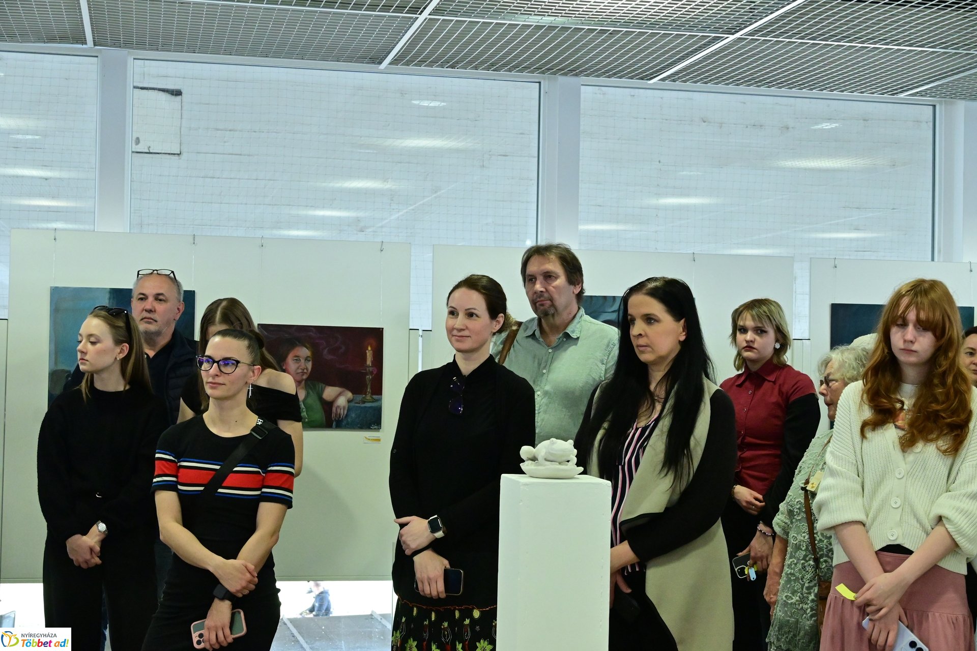 Művészetis kiállítás a kulturális központban 2025 márciusában