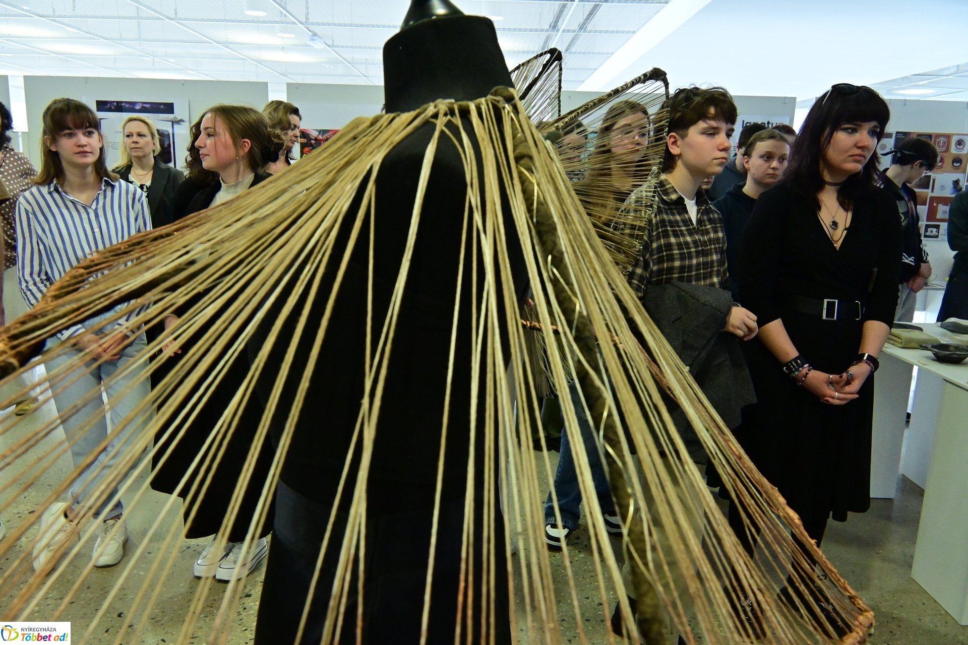 Művészetis kiállítás a kulturális központban 2025 márciusában