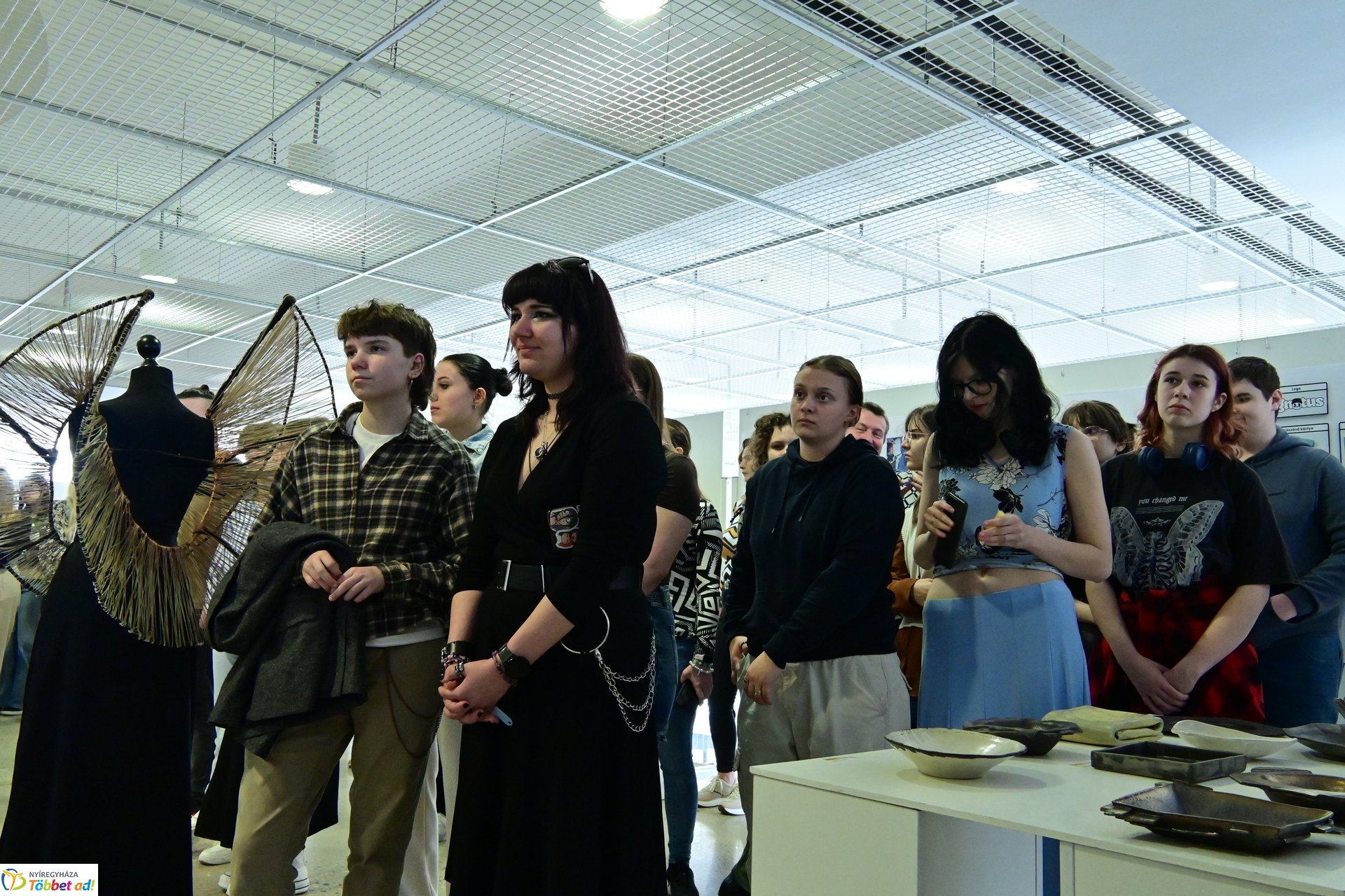 Művészetis kiállítás a kulturális központban 2025 márciusában