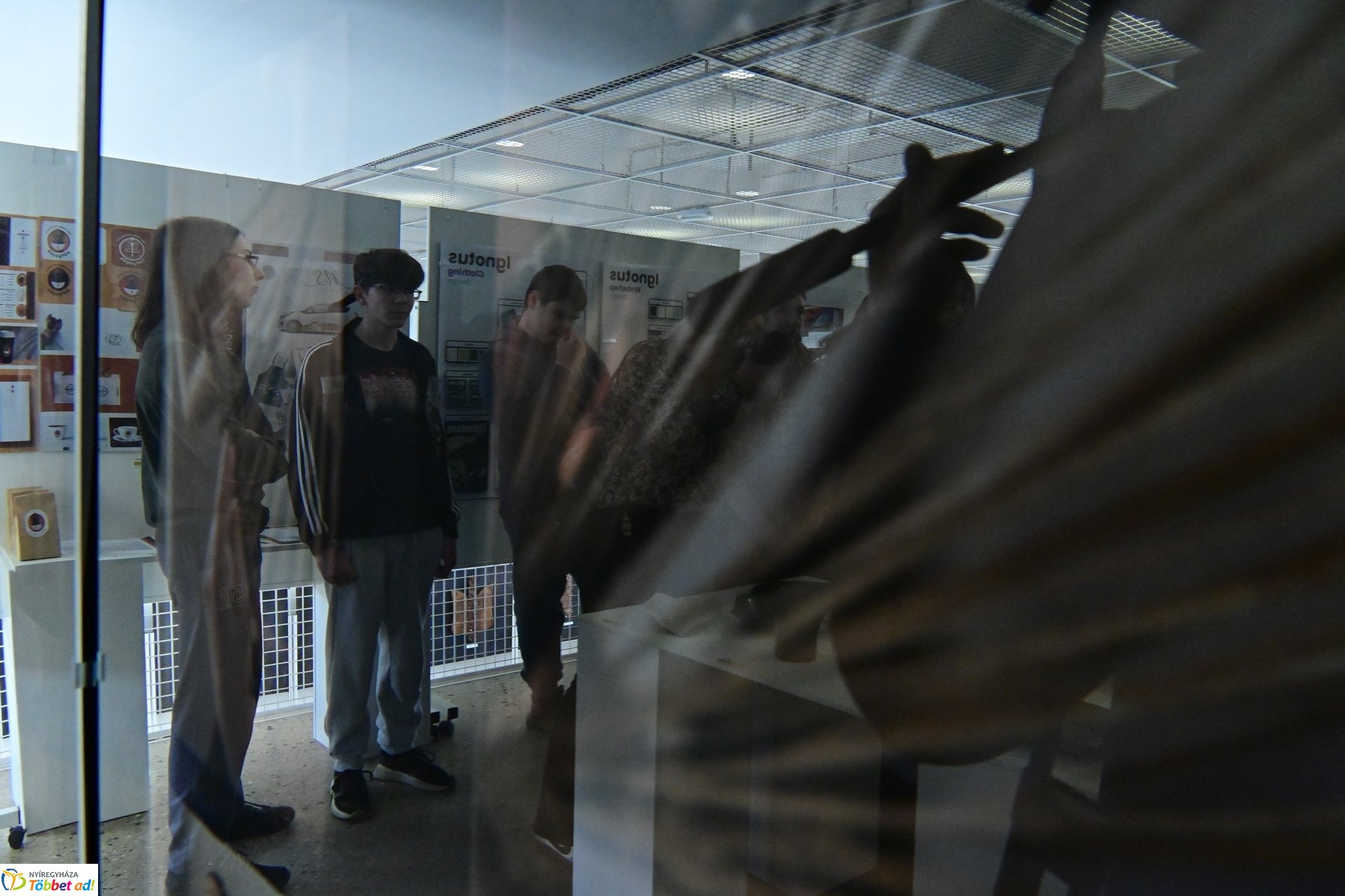 Művészetis kiállítás a kulturális központban 2025 márciusában