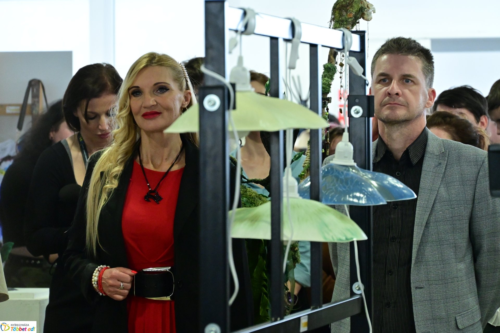 Művészetis kiállítás a kulturális központban 2025 márciusában