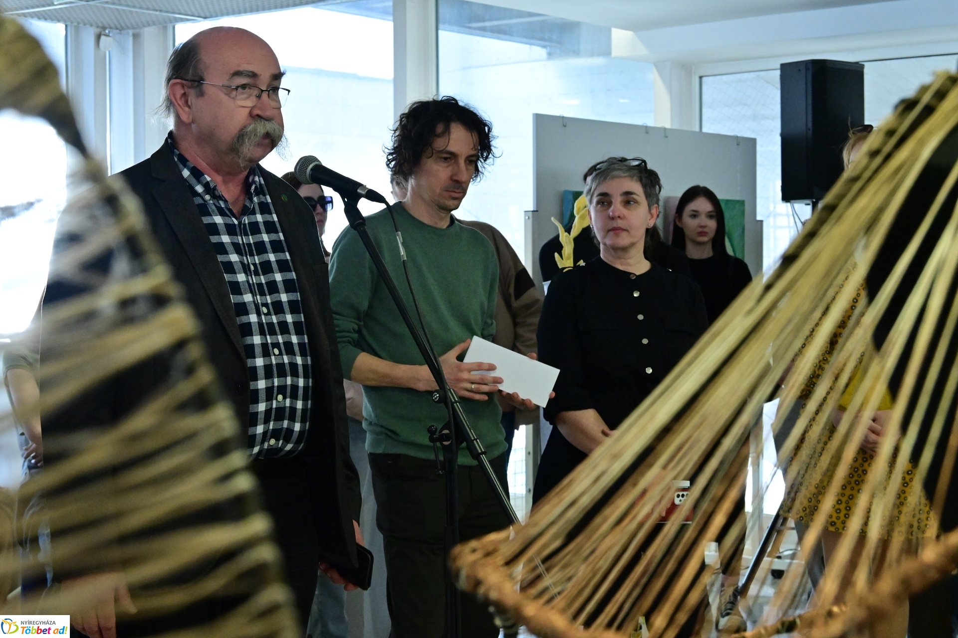 Művészetis kiállítás a kulturális központban 2025 márciusában