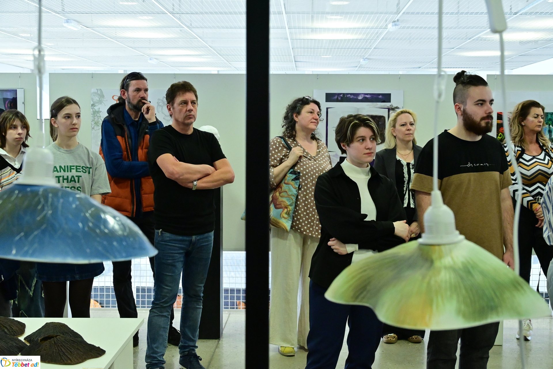 Művészetis kiállítás a kulturális központban 2025 márciusában