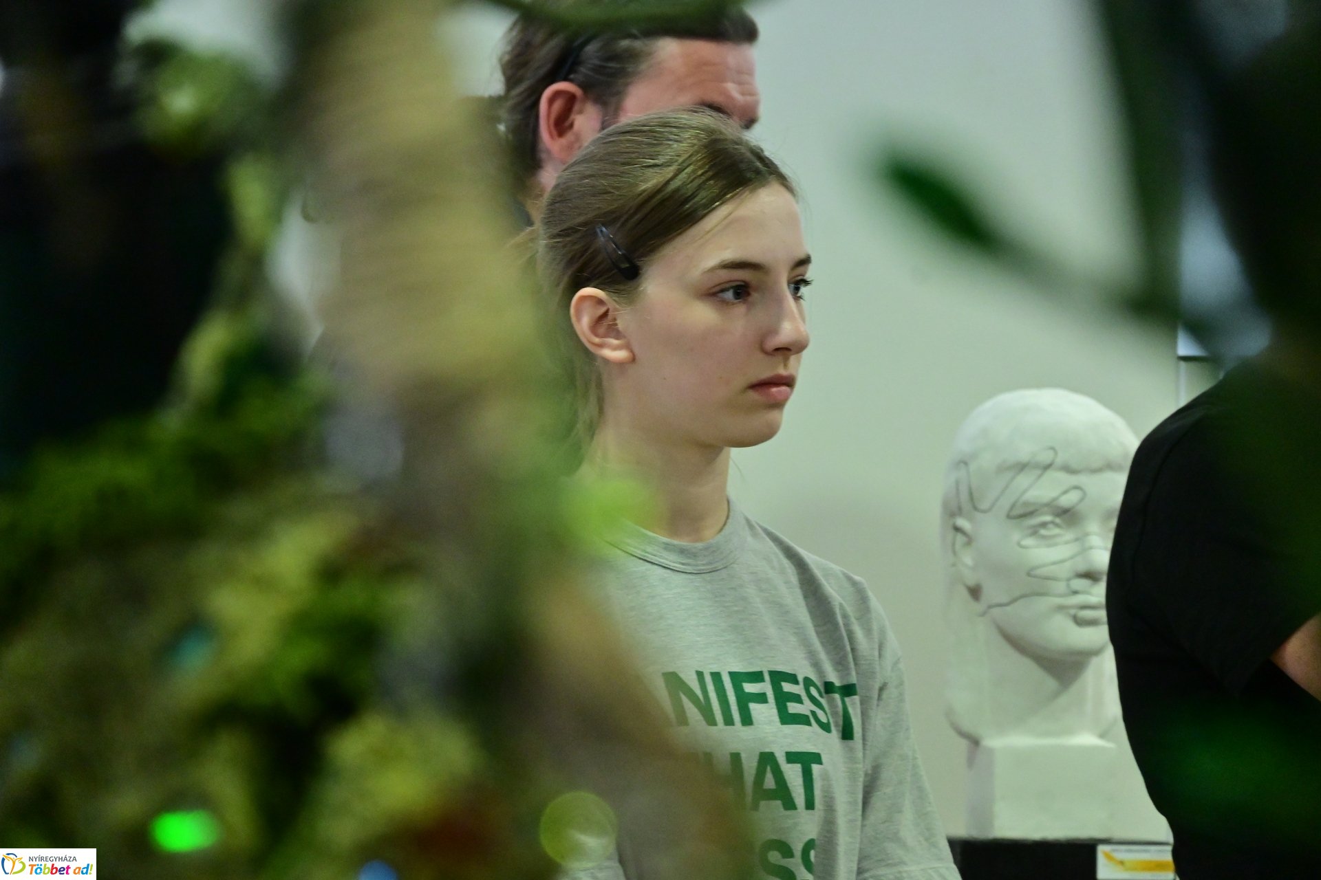 Művészetis kiállítás a kulturális központban 2025 márciusában