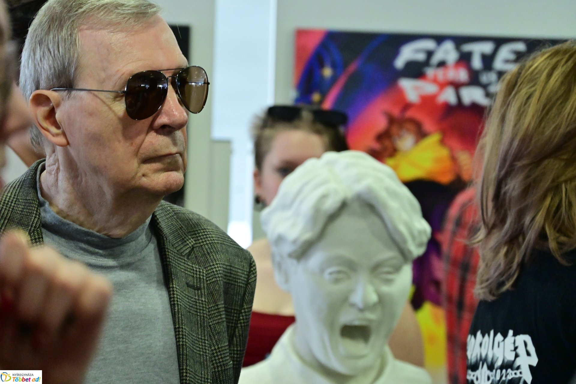 Művészetis kiállítás a kulturális központban 2025 márciusában