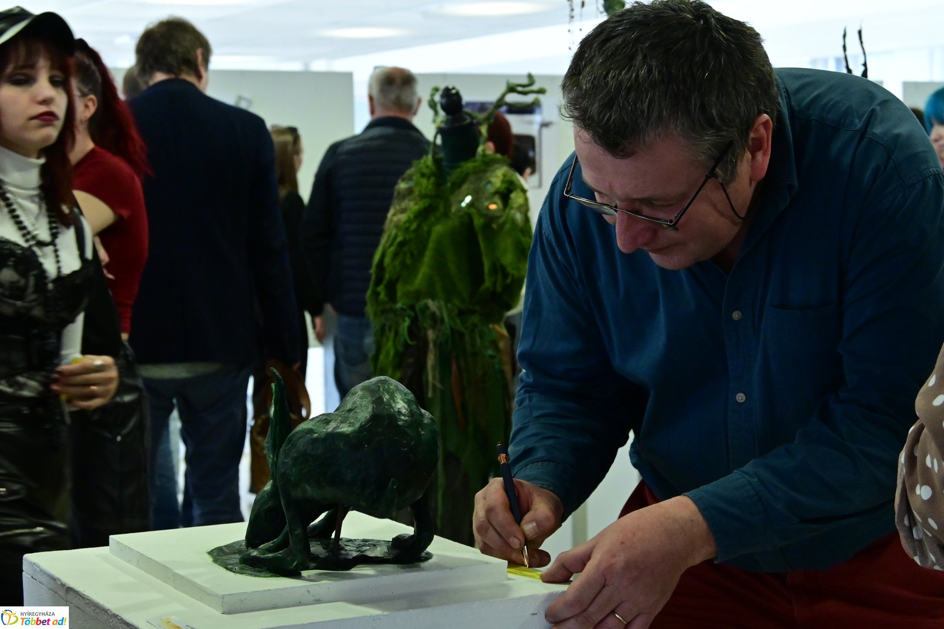 Művészetis kiállítás a kulturális központban 2025 márciusában