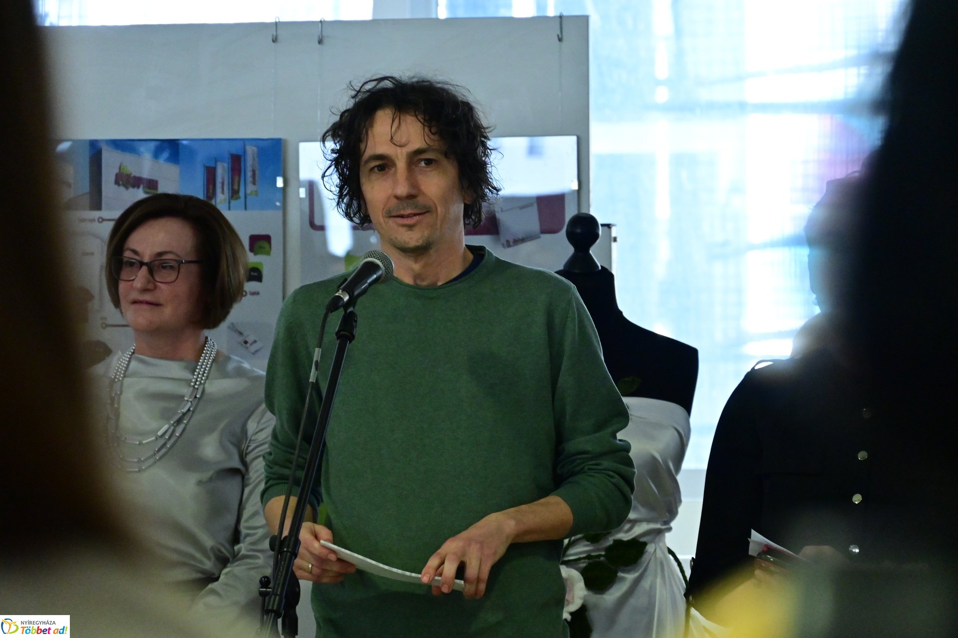 Művészetis kiállítás a kulturális központban 2025 márciusában