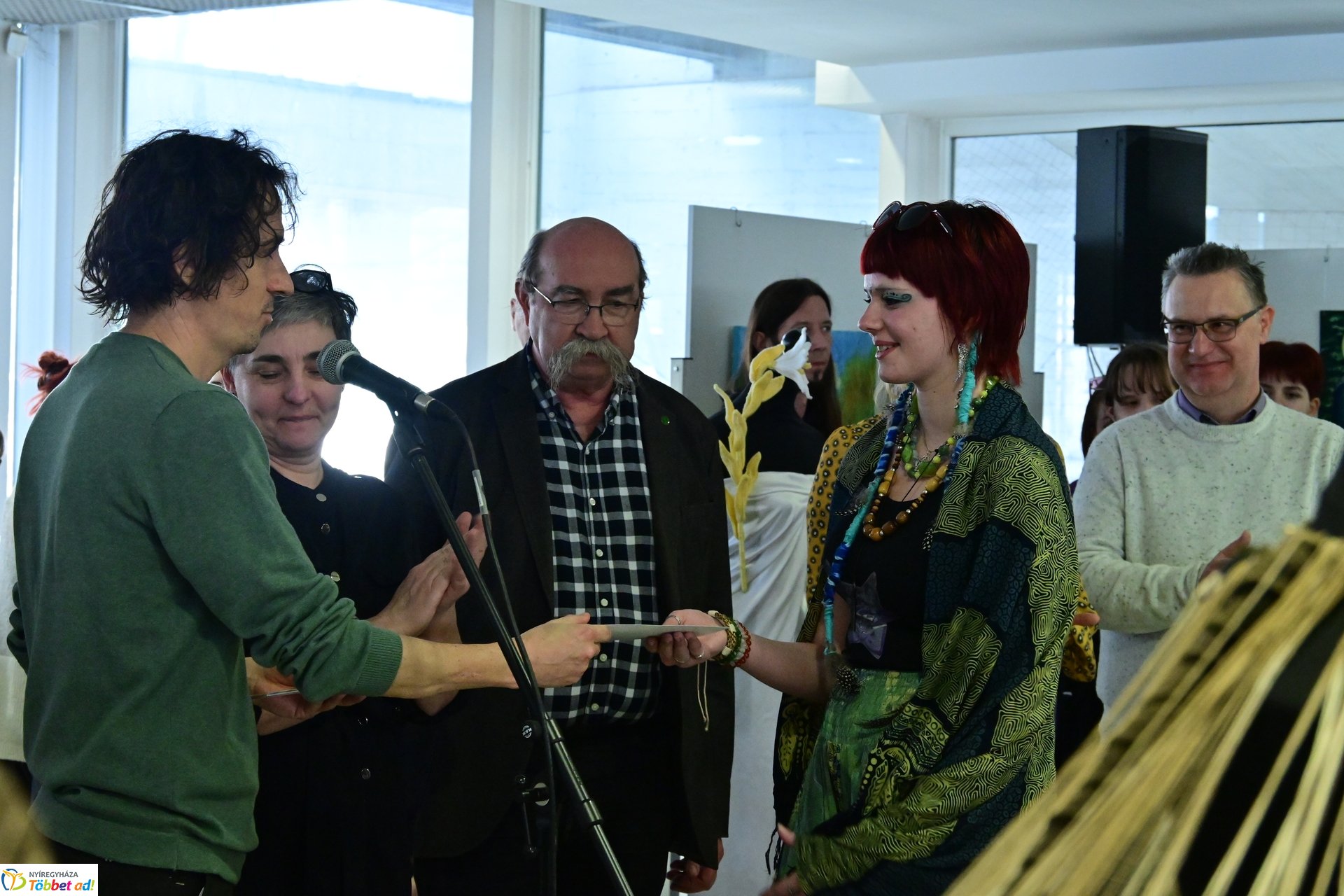 Művészetis kiállítás a kulturális központban 2025 márciusában