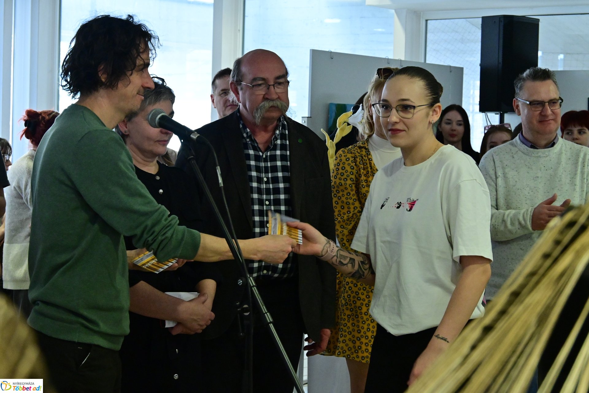 Művészetis kiállítás a kulturális központban 2025 márciusában