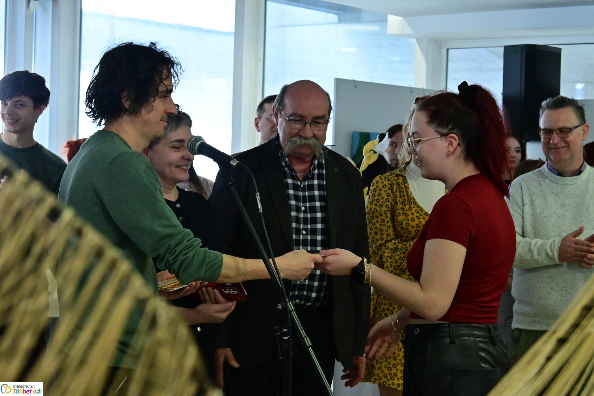 Művészetis kiállítás a kulturális központban 2025 márciusában