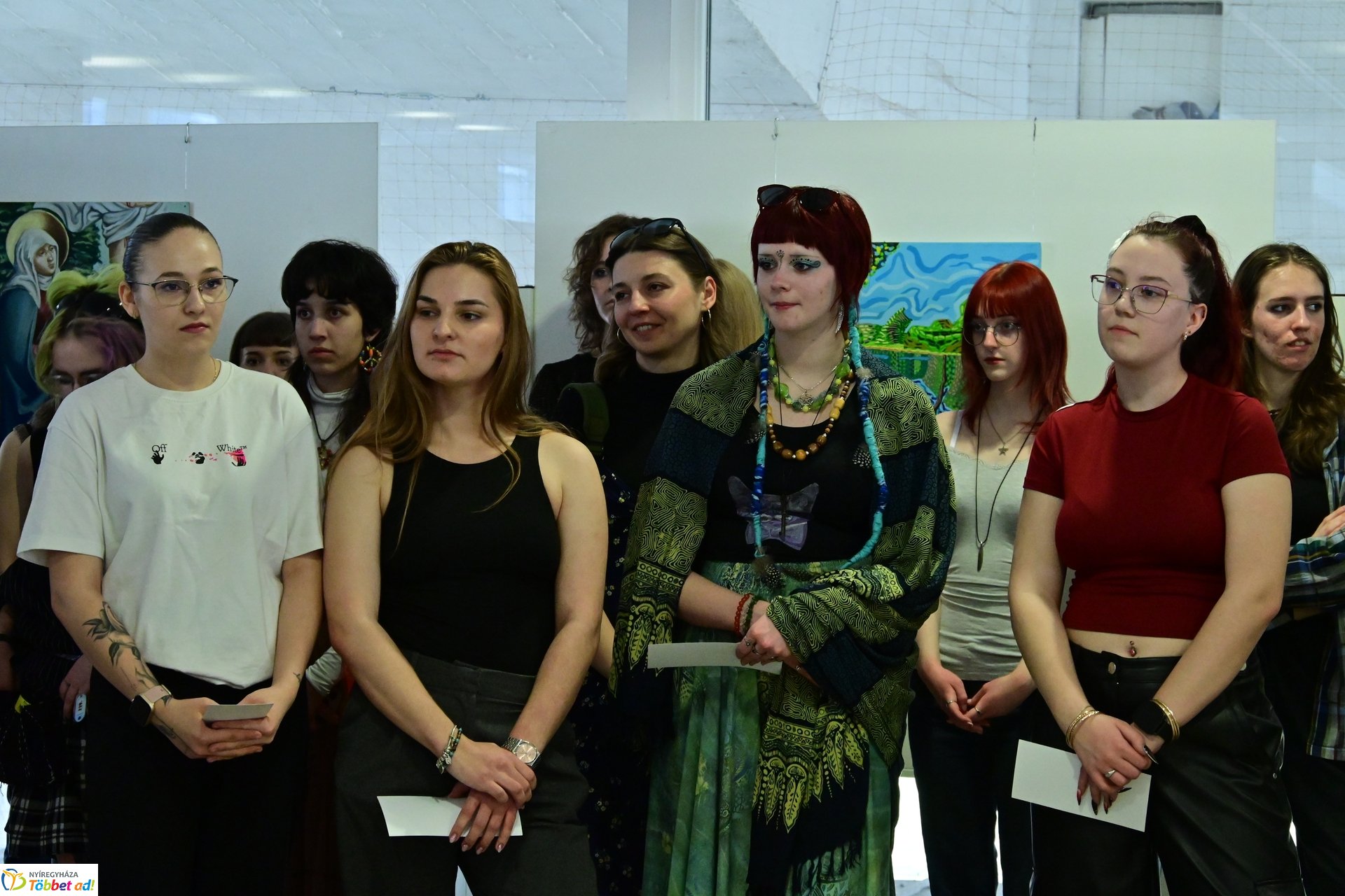 Művészetis kiállítás a kulturális központban 2025 márciusában