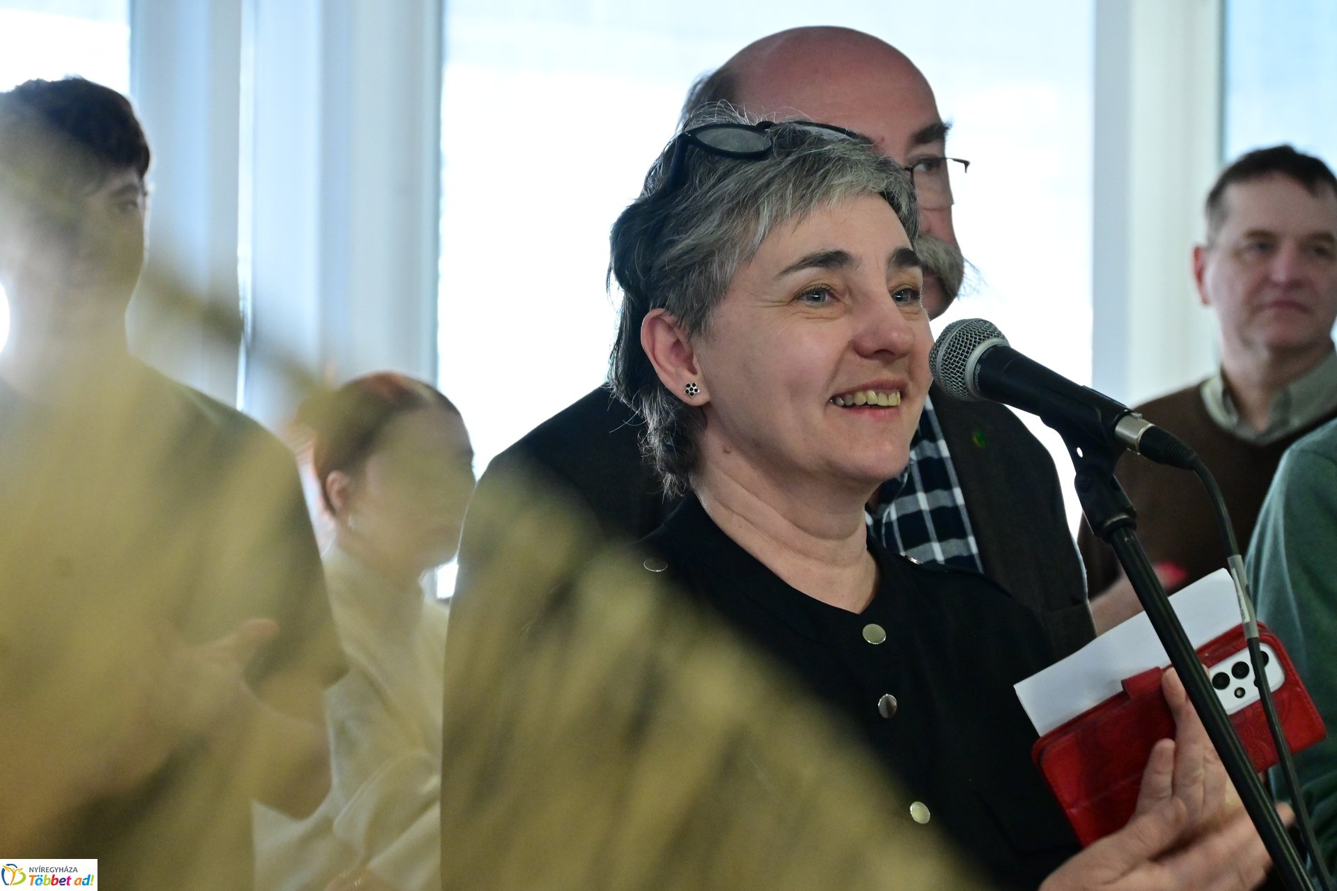 Művészetis kiállítás a kulturális központban 2025 márciusában