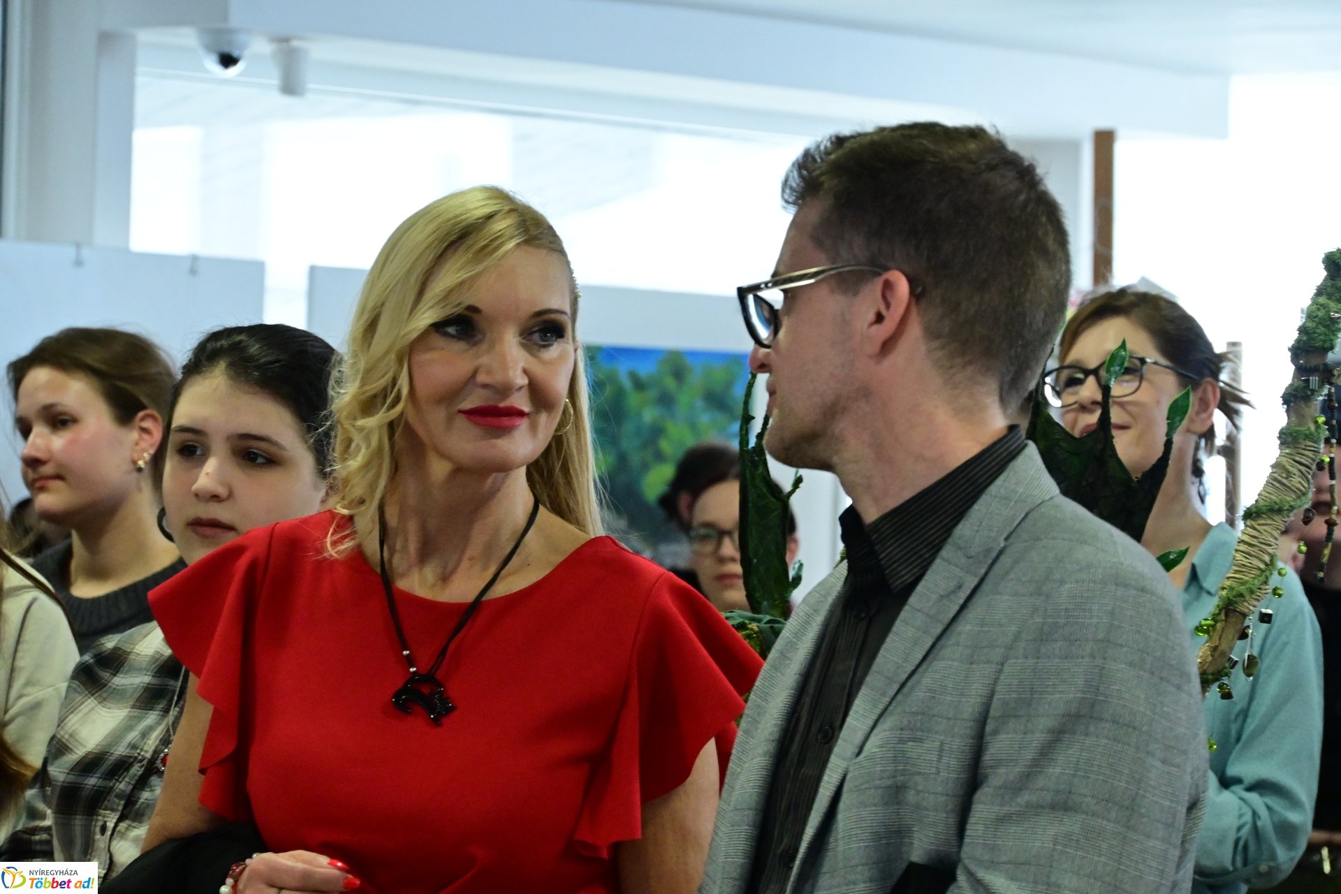 Művészetis kiállítás a kulturális központban 2025 márciusában