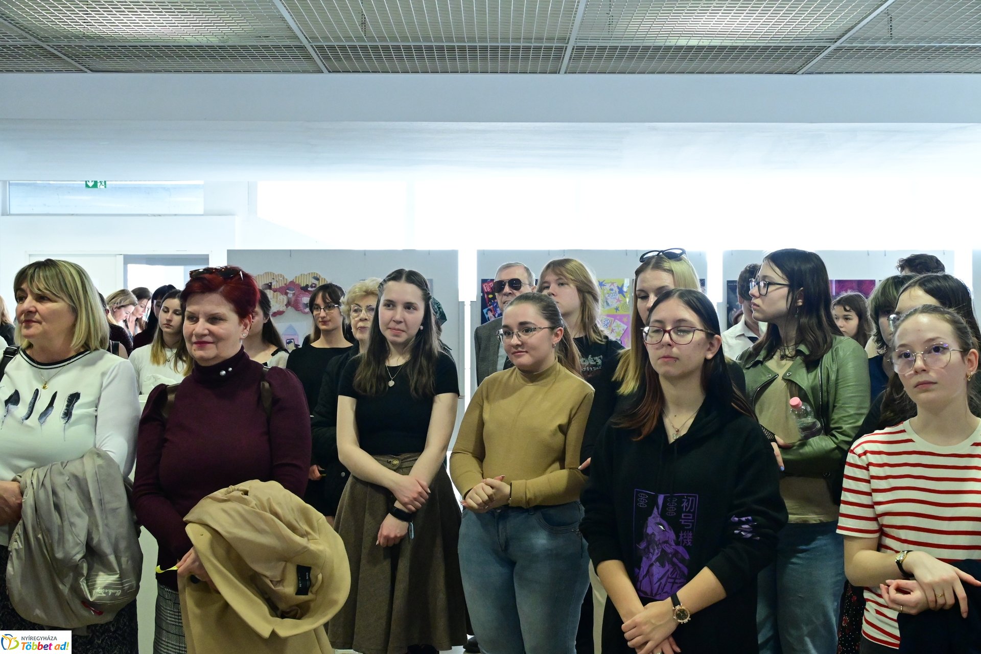 Művészetis kiállítás a kulturális központban 2025 márciusában