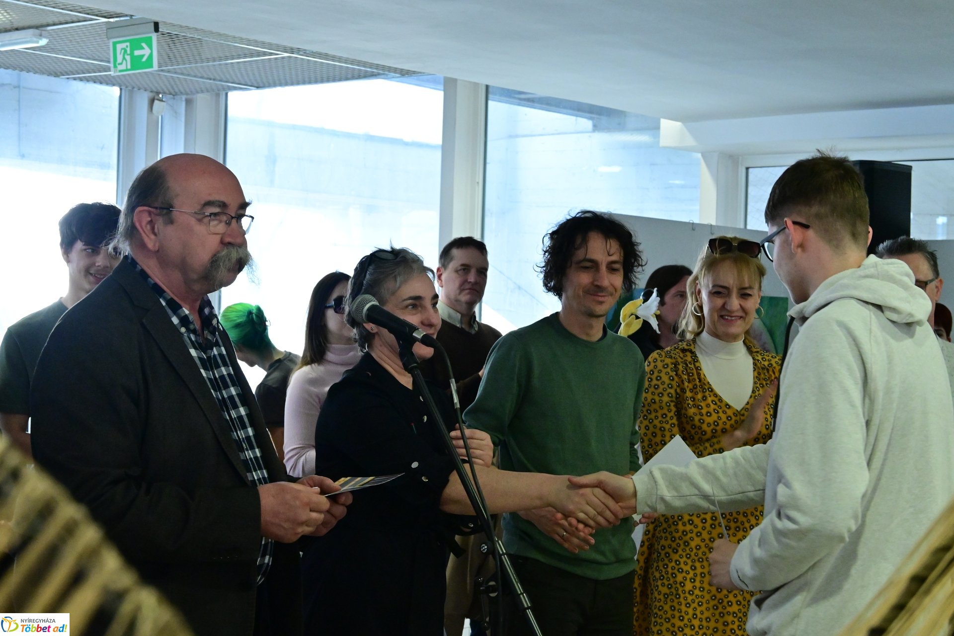 Művészetis kiállítás a kulturális központban 2025 márciusában