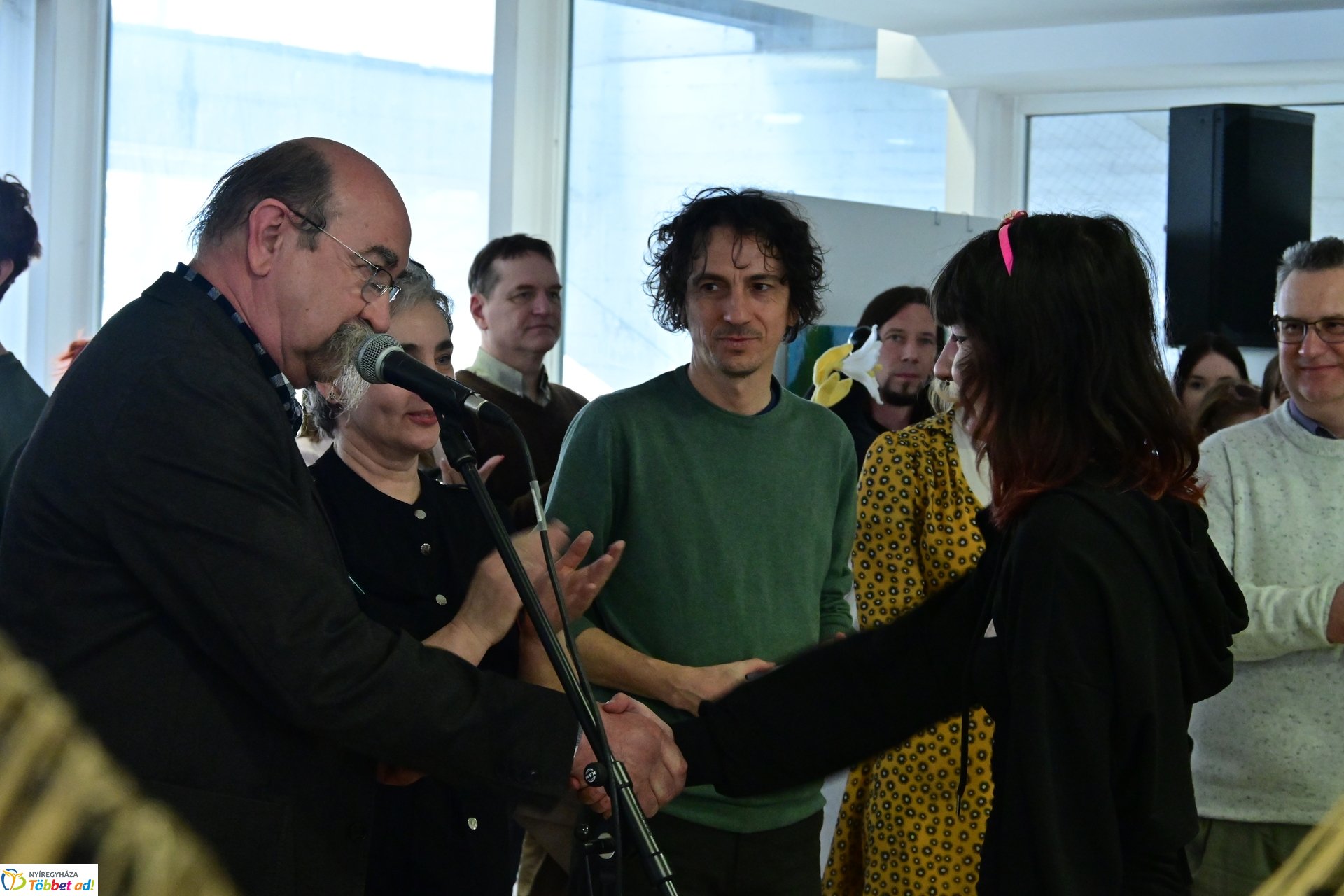 Művészetis kiállítás a kulturális központban 2025 márciusában