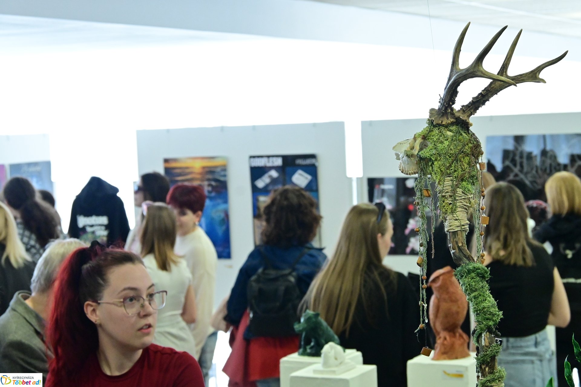 Művészetis kiállítás a kulturális központban 2025 márciusában