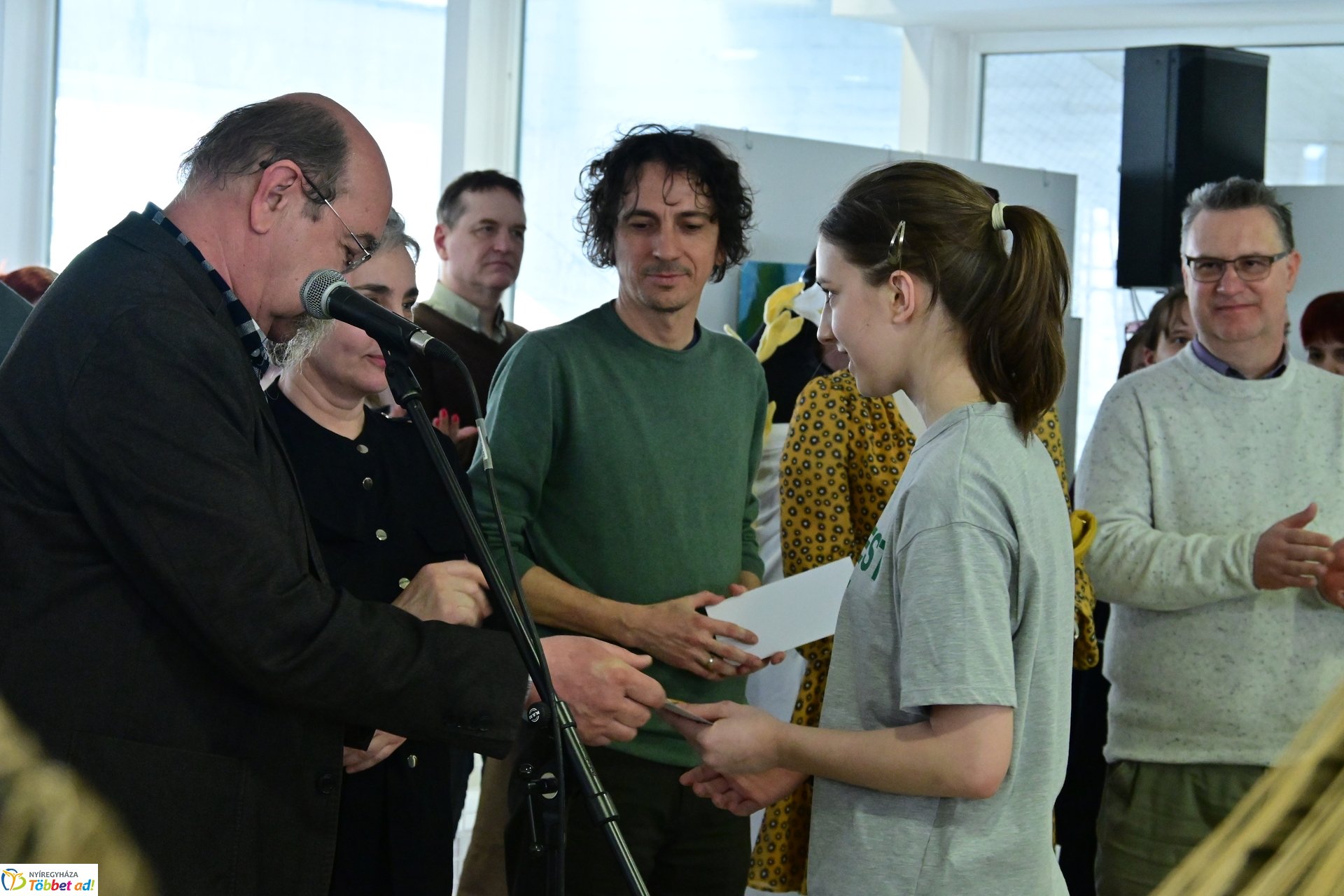 Művészetis kiállítás a kulturális központban 2025 márciusában