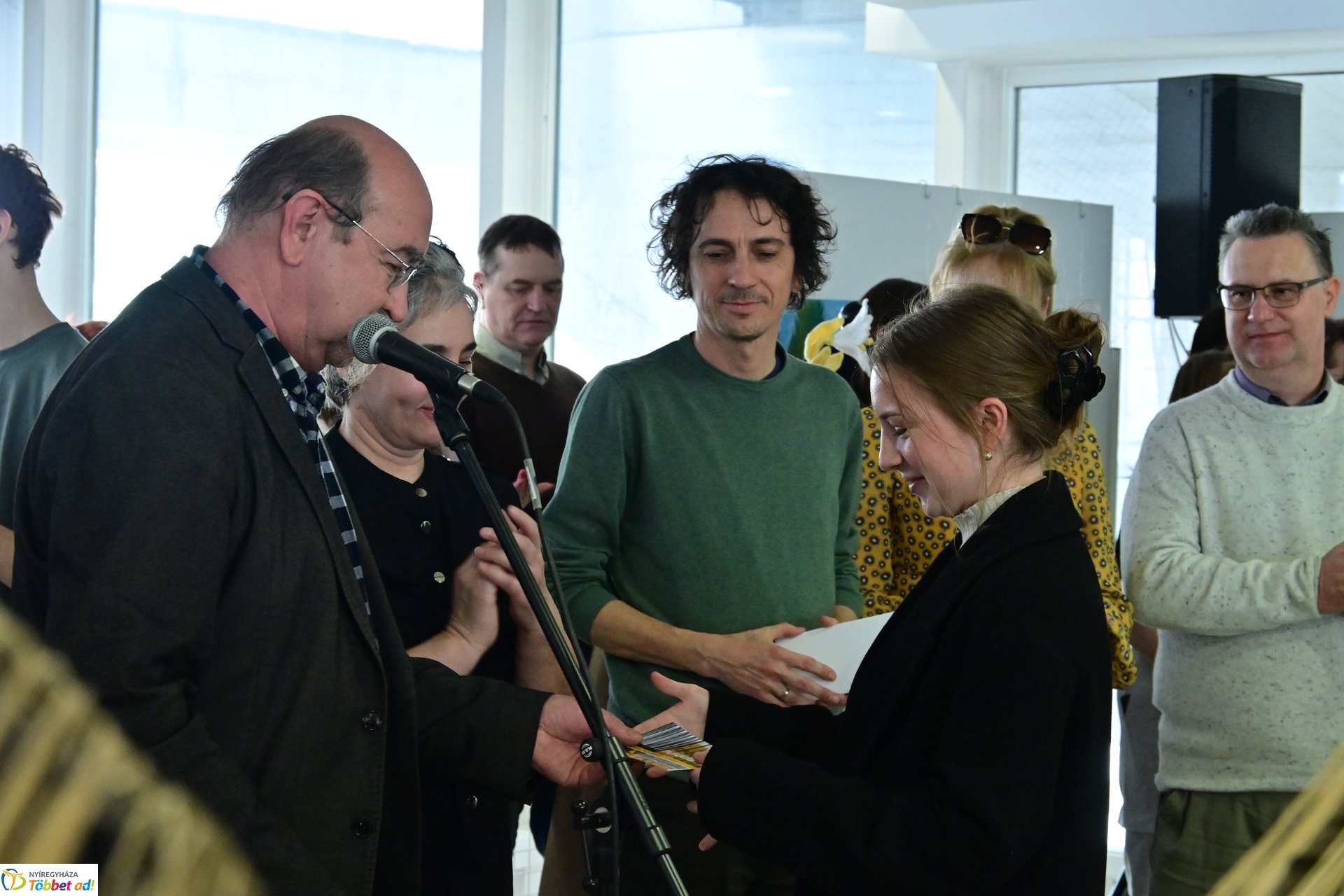 Művészetis kiállítás a kulturális központban 2025 márciusában