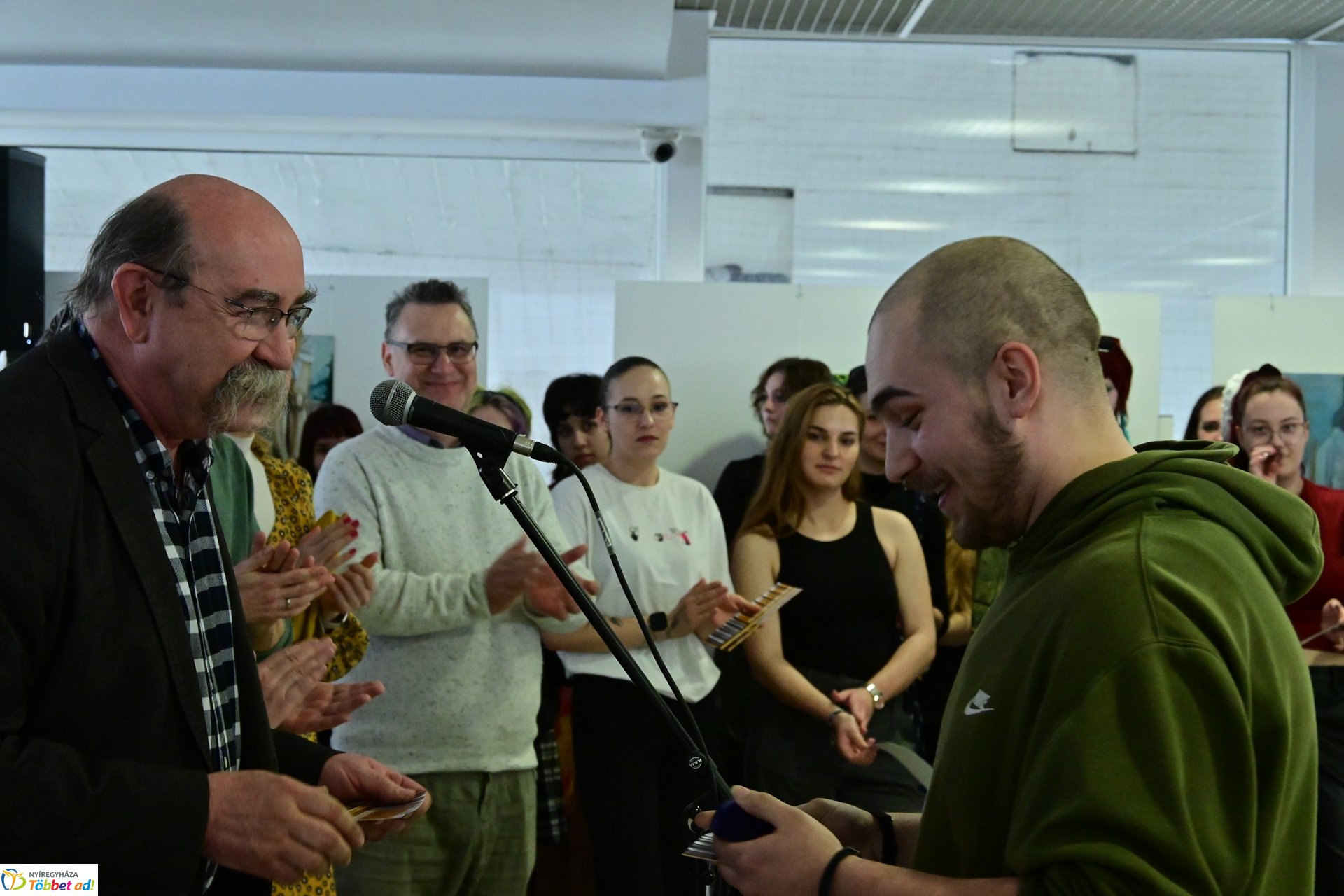 Művészetis kiállítás a kulturális központban 2025 márciusában