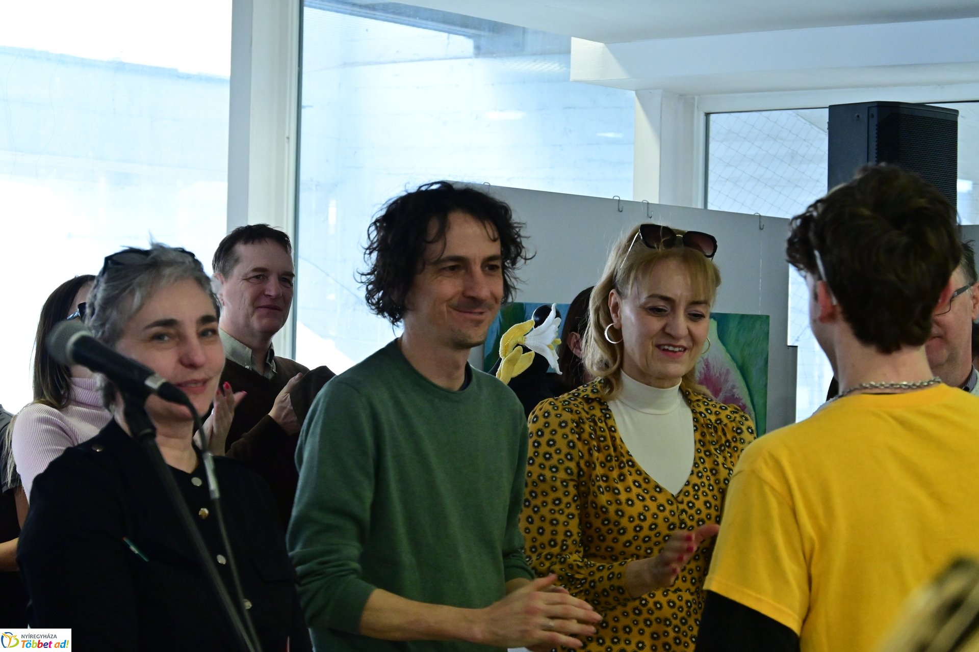 Művészetis kiállítás a kulturális központban 2025 márciusában